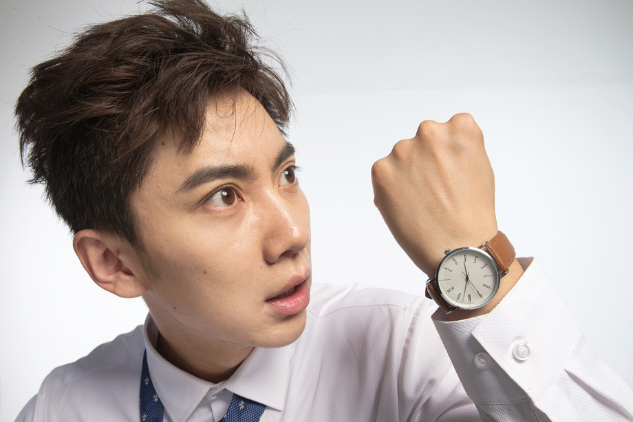 戴着腕表的商务青年男人
