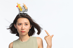 年轻女孩头顶购物车照片