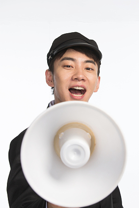 复古青年男人使用扩音器