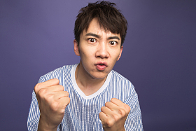 激动的青年男人照片