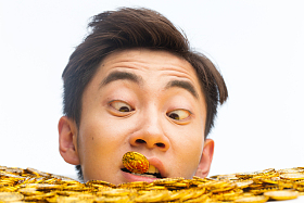 青年男人和金币照片