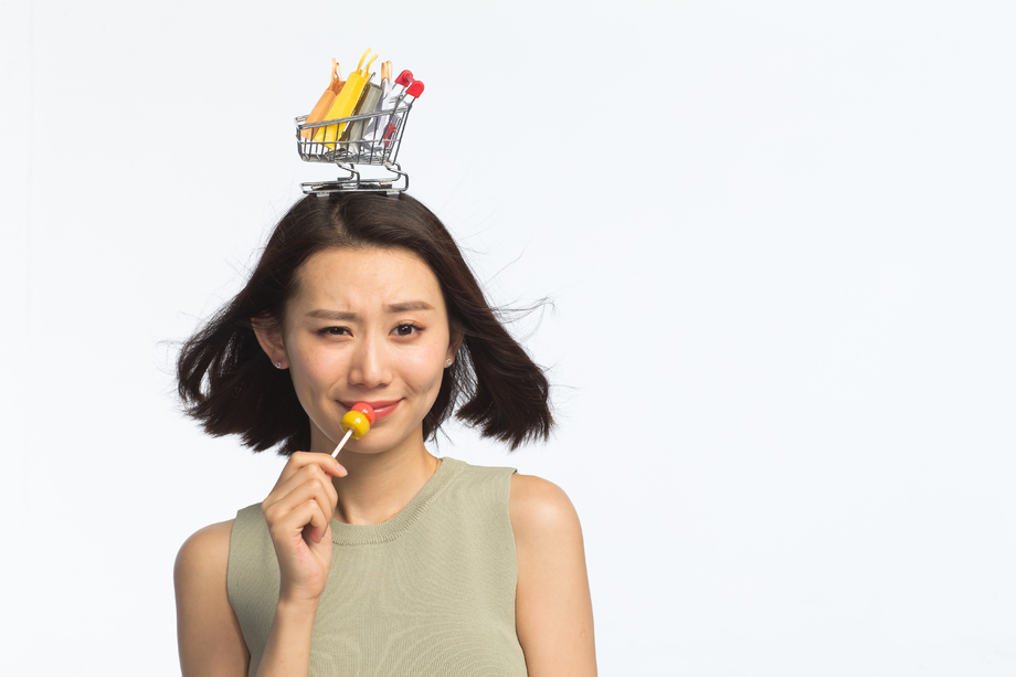 年轻女孩头顶购物车照片