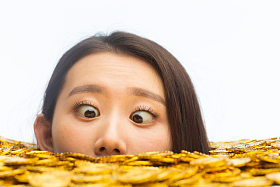 青年女人和金