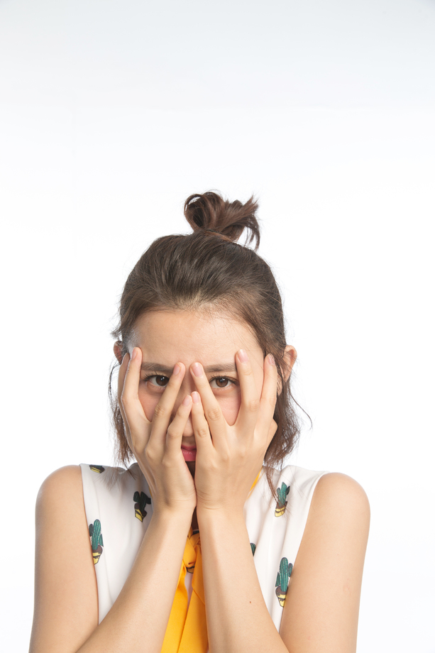 青年女人手捂脸 青年女人手捂脸