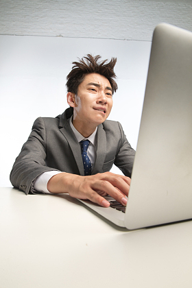 疲劳的商务青年男人