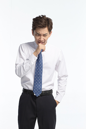 面部表情痛苦的青年男人照片