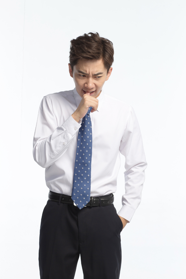 面部表情痛苦的青年男人照片 面部表情痛苦的青年男人照片