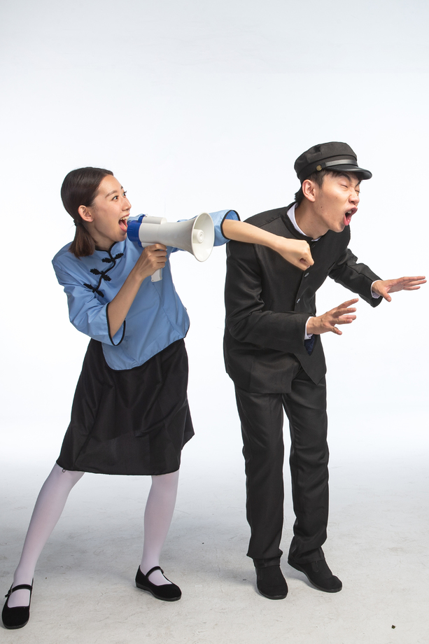 青年女人击打青年男人