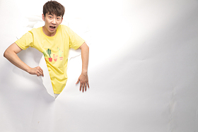 表情震惊的青年男人