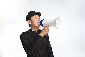 复古青年男人使用扩音器