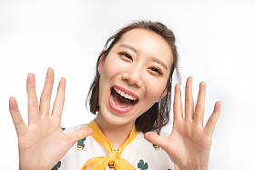 青年女人呼喊