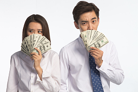 商务青年男女拿着美元