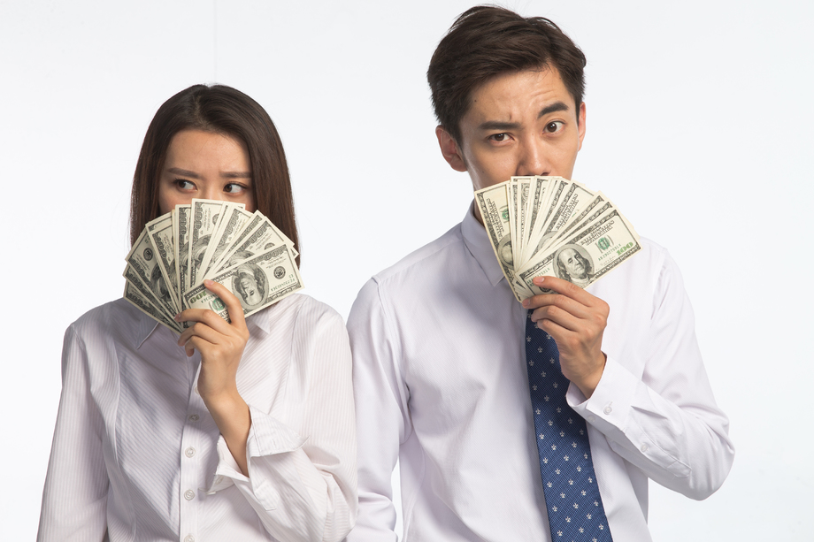 商务青年男女拿着美元