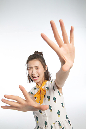 表情害怕的青年女人