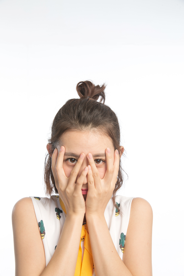 青年女人手捂脸 青年女人手捂脸