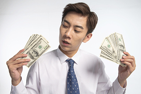 商务青年男人拿着美元