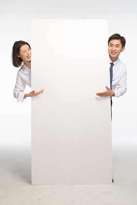 商务青年男女和白板