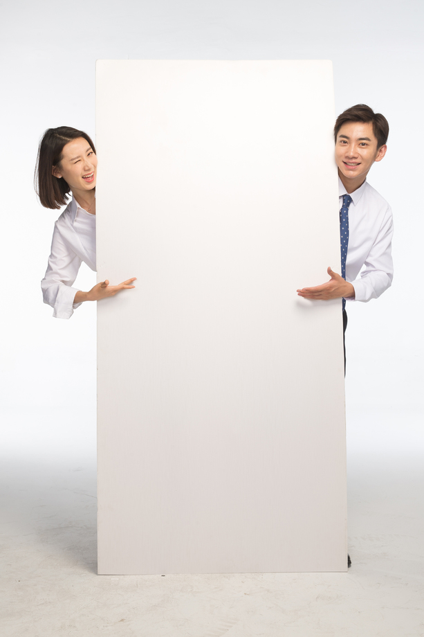 商务青年男女和白板 商务青年男女和白板