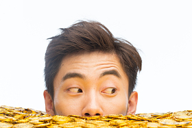 青年男人和金