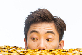 青年男人和金币照片