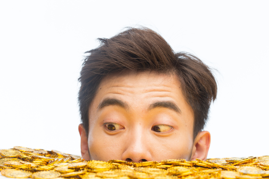 青年男人和金币照片