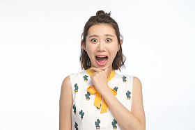 面部表情震惊的青年女人照片