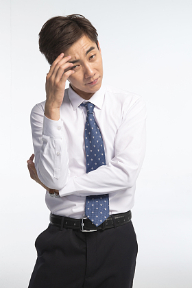 面部表情痛苦的青年男人图片