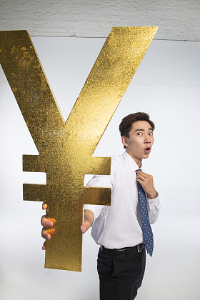商务青年男人拿着人民币符号图片