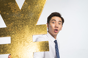 商务青年男人拿着人民币符号照片