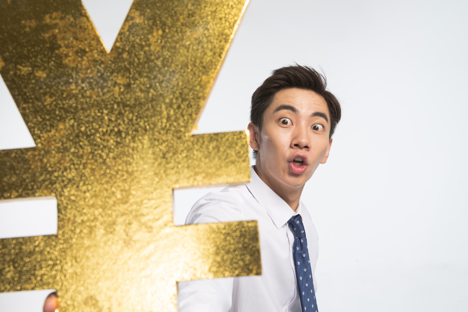 商务青年男人拿着人民币符号照片 商务青年男人拿着人民币符号照片