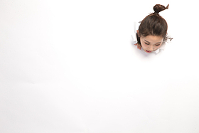 青年女人通过纸洞窥视照片