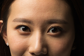 青年女人的面部特写