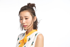 漂亮的年轻女孩照片