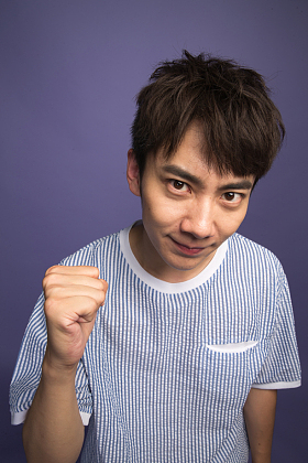 激动的青年男人