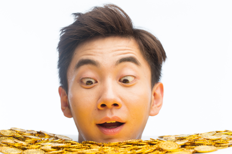 青年男人和金币照片