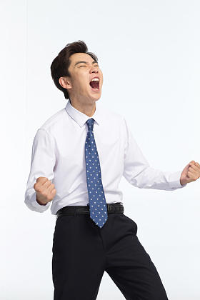 表情愤怒的商务青年男人图片