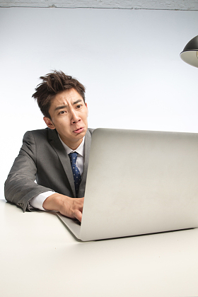 疲劳的商务青年男人