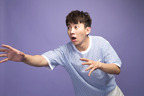 青年男人伸手照片