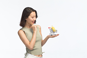 青年女人手托着购物车图片
