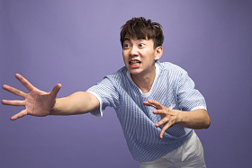 青年男人伸手图片