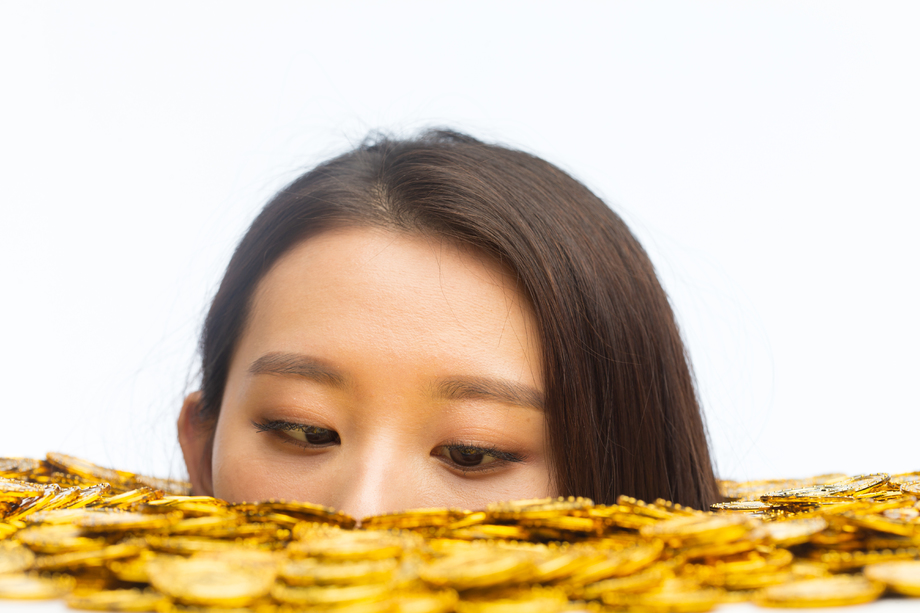 青年女人和金