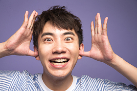 青年男人捂着耳朵