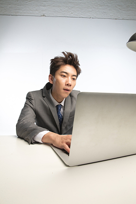 疲劳的商务青年男人