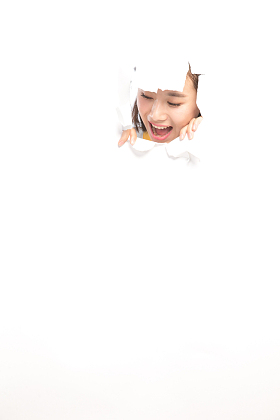 青年女人通过纸洞窥视