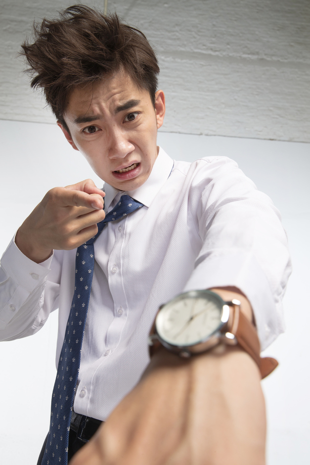 戴着腕表的商务青年男人