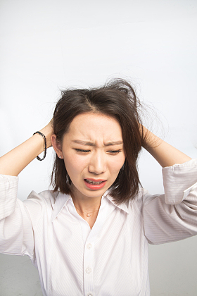 面部表情痛苦的青年女人照片