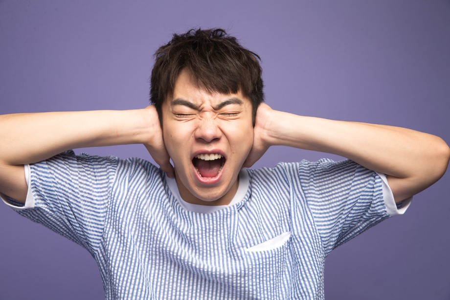 青年男人捂着耳朵 青年男人捂着耳朵