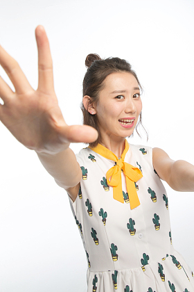 年轻女孩伸手抓