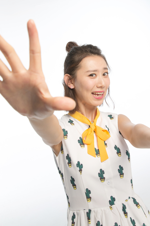 年轻女孩伸手抓 年轻女孩伸手抓