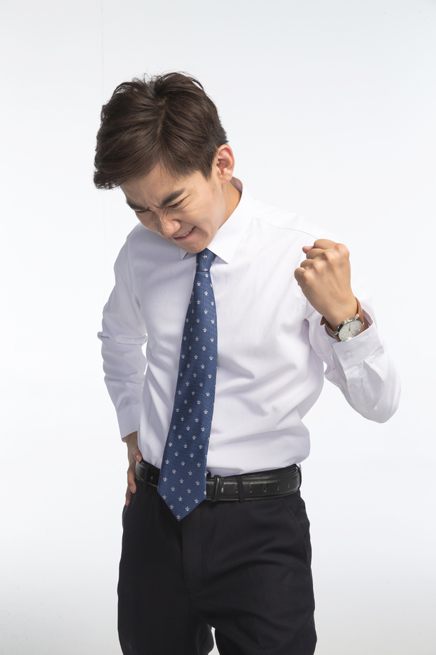 表情愤怒的商务青年男人图片